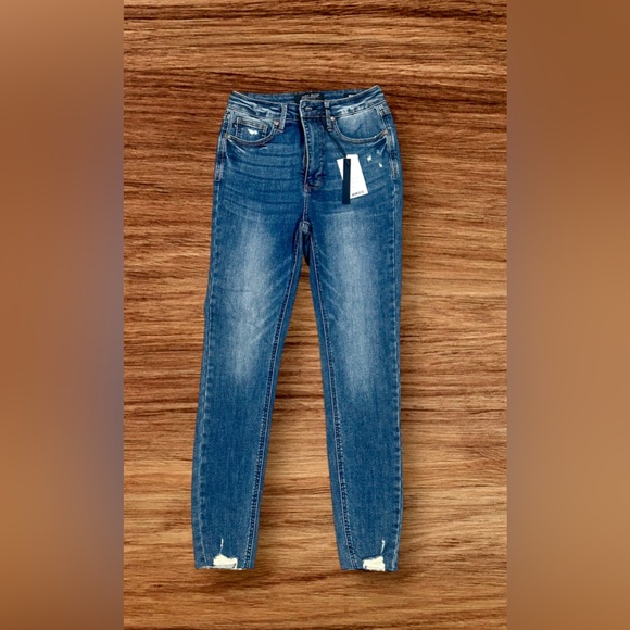 Judy Blue Tummy
Control Vintage Wash
Hem Destroy Skinny (Size 5/27) - Picture 1 of 9